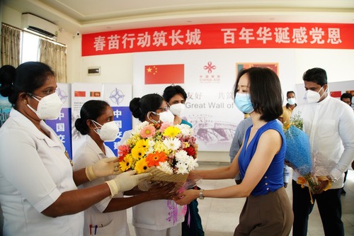 4月5日，在科倫坡港口城接種點，一名中國公民代表向當地醫護人員獻花致謝。新華社記者 唐璐 攝