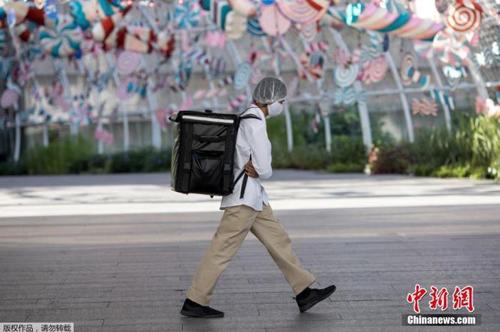 資料圖：當地時間2021年1月4日，泰國曼谷，一名快遞員“全副武裝”走在街頭。