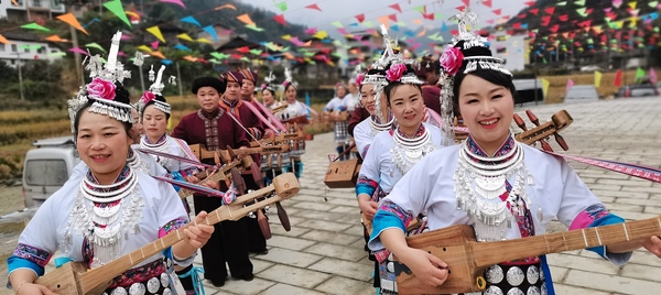 （4月14日，龍勝縣龍脊鎮(zhèn)金江村，侗族同胞彈唱侗族琵琶歌，歡迎農(nóng)歷三月三。 周恩平攝）