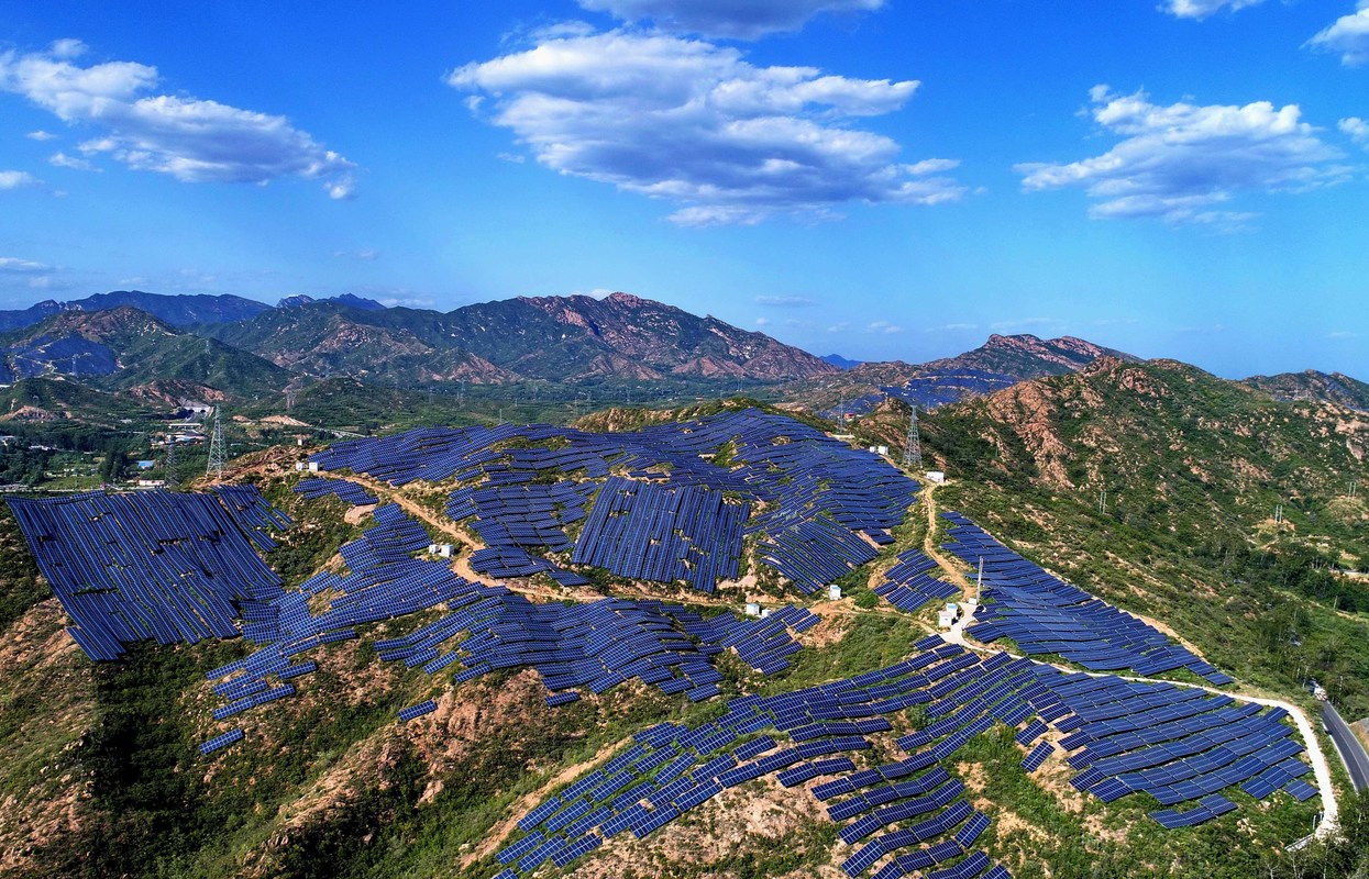 河北省平山縣崗南鎮(zhèn)李家莊村附近荒山上的光伏發(fā)電站（2019年8月28日攝，無人機照片）。