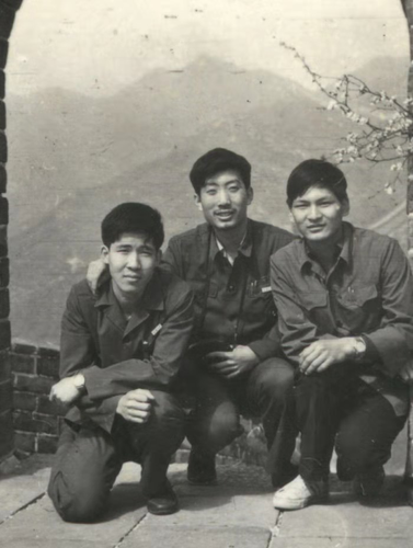 八達嶺長城留影，中間為宋慰祖委員。