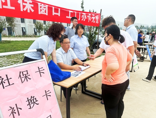 建議一版《專場(chǎng)招聘會(huì)開進(jìn)安置點(diǎn)》賈寧攝(2797596)-20230814091607