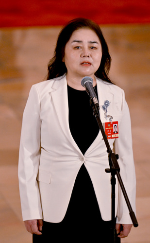 全國政協(xié)委員喬紅接受媒體采訪。(6558845)-20250305083925