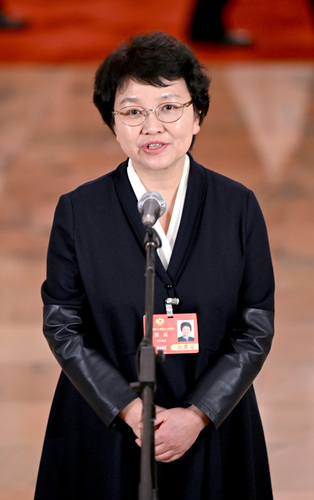 全國政協(xié)委員周嵐接受媒體采訪。(6558846)-20250305083918