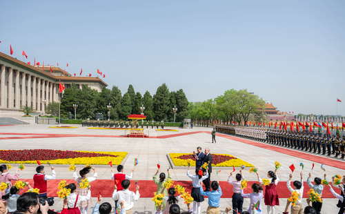 4月23日上午，國家主席習(xí)近平在北京人民大會堂同來華進(jìn)行國事訪問的阿塞拜疆總統(tǒng)阿利耶夫舉行會談。這是會談前，習(xí)近平在人民大會堂東門外廣場為阿利耶夫舉行歡迎儀式。新華社記者 翟健嵐 攝