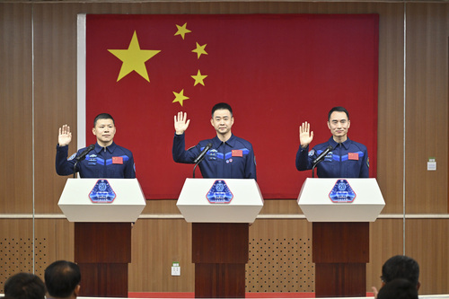 新華全媒＋丨神舟二十號載人飛行任務航天員(7081732)-20250424092101