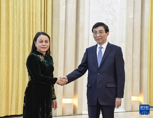 4月24日，中共中央政治局常委、全國(guó)政協(xié)主席王滬寧在北京會(huì)見越共中央委員、越南祖國(guó)陣線中央副主席兼秘書長(zhǎng)阮氏秋荷。新華社記者 張領(lǐng) 攝