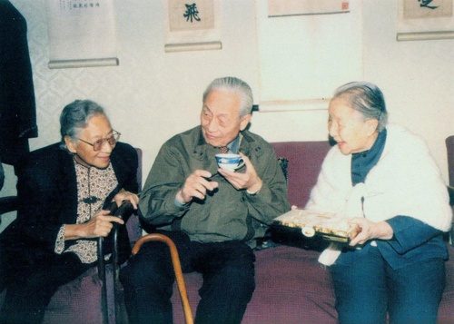 1992年冰心生日，雷潔瓊、趙樸初在冰心(7158450)-20250512094201