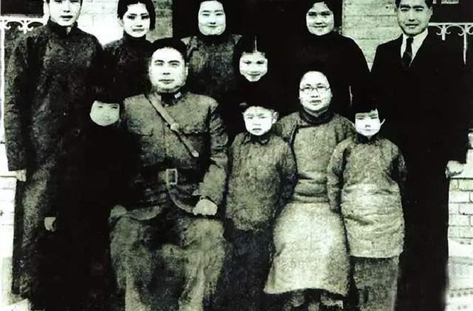 “置身民主，功在國家”