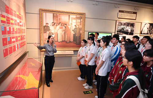圖為中學師生參觀“人民政協光輝歷程”展。(7529483)-20250624142423