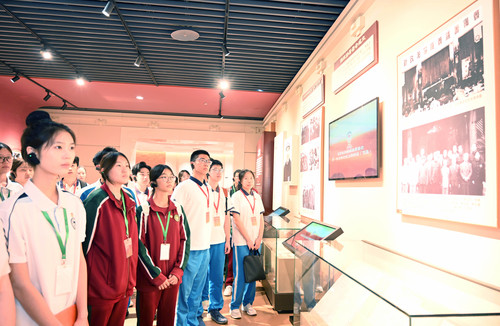 圖為中學師生參觀“人民政協光輝歷程”展。(7529484)-20250624142242