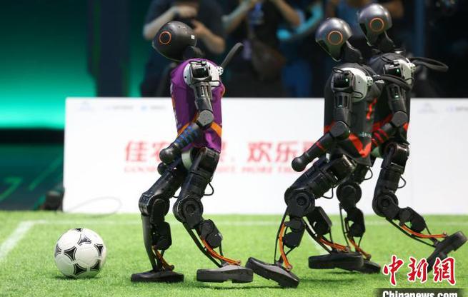 國內首場機器人足球3v3 AI賽落幕 清華大學火神隊奪冠