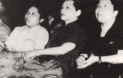 1949年6月30日，宋慶齡由鄧穎超（右(7512591)-20250701090511
