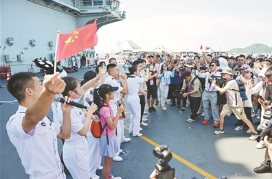 在香港回歸祖國28周年之際，海軍山東艦航母編隊到訪香港。山東艦作為中國首艘國產航母，這次訪問香港首次面向公眾開放參觀。圖為編隊官兵為來訪民眾舉行快閃活動。新華社發