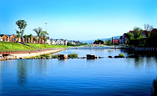 小河兩岸民宿鱗次櫛比，當地百姓借旅游旺季(7812464)-20250726084910