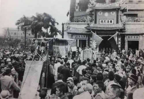 臺(tái)灣同胞歡慶臺(tái)灣回歸祖國。
