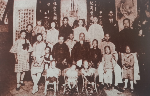 臺(tái)灣同胞對(duì)祖國傳統(tǒng)文化的眷戀并未因?yàn)槿毡局趁癞?dāng)局的鎮(zhèn)壓而減弱。圖為堅(jiān)持穿著傳統(tǒng)中式服飾的臺(tái)灣家庭合影。