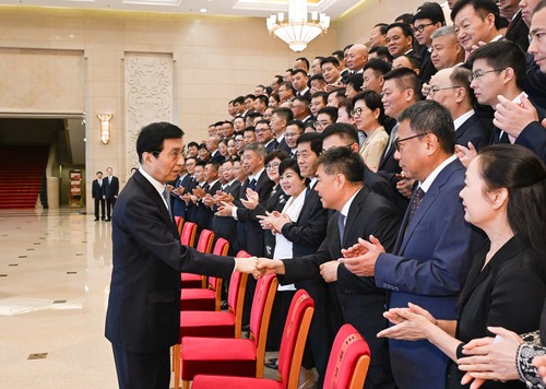 7月29日，第六屆全國非公有制經濟人士優秀中國特色社會主義事業建設者表彰大會在北京召開。中共中央政治局常委、全國政協主席王滬寧出席并講話。新華社記者 李響 攝