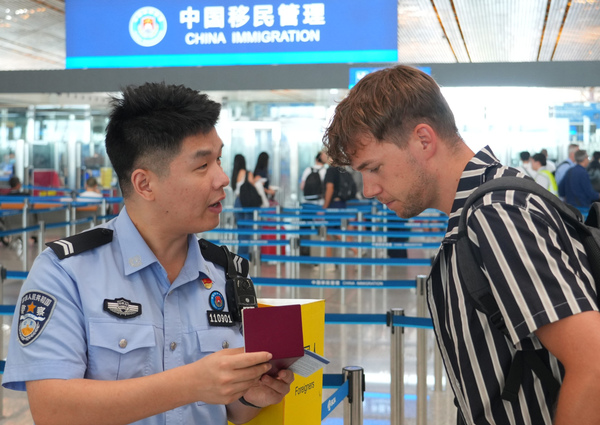 暑期里繁忙的北京口岸（1）(7883058)-20250804162029
