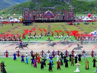 烏蘭毛都草原燃情啟幕 2025興安盟那達慕續寫民族團結新篇章