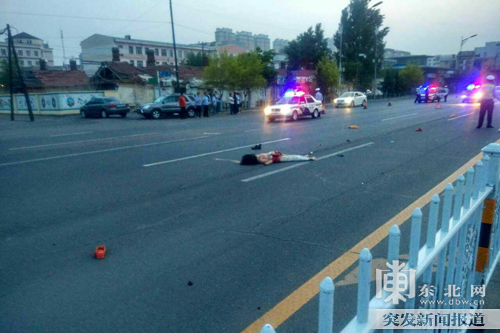 凌晨男女赤裸上身馬路上吵架被撞雙亡