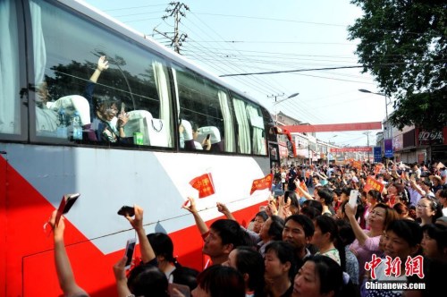 資料圖：6月5日上午，19輛大巴車從毛坦廠校園緩緩開出，一年一度的萬人送考拉開大幕。 <a target='_blank' href='http://www.chinanews.com/'>中新社</a>記者 韓蘇原 攝