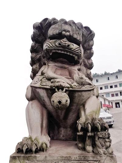 被偷走的石獅子又回來(lái)了，老板王先生對(duì)它們進(jìn)行了加固處理