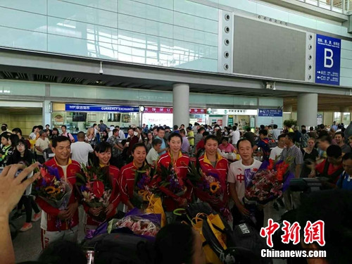  14日，在里約奧運會摘得女子重劍團體賽銀牌的中國女子重劍隊抵達北京。呂春榮 攝